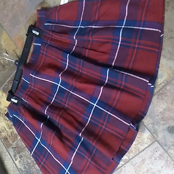 Old Navy red plaid miniskirt - Picture 2 of 13
